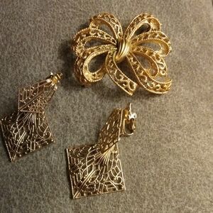 Intricate Gold-Tone Crown Trifari Filigree Bow Brooch And Trifari TM Earrings